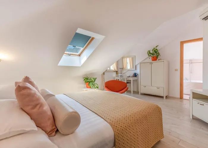 Heritage Park Hvar 호텔 4*